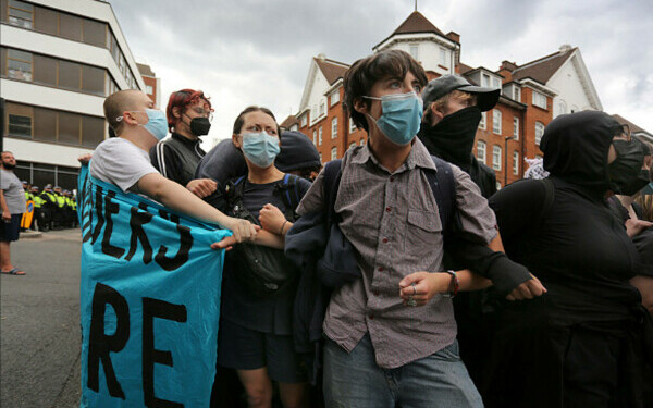 Ciocniri la marșuri anti-imigrație în Londra și Manchester