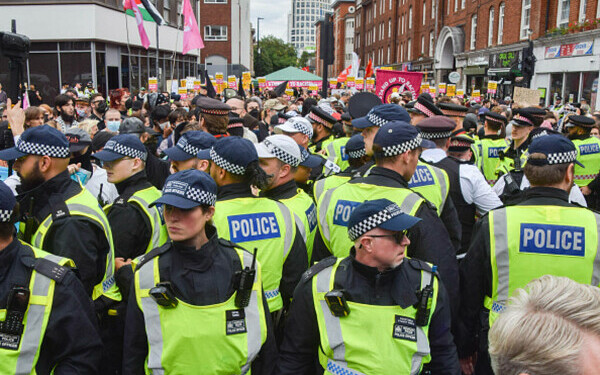 Ciocniri la marșuri anti-imigrație în Londra și Manchester