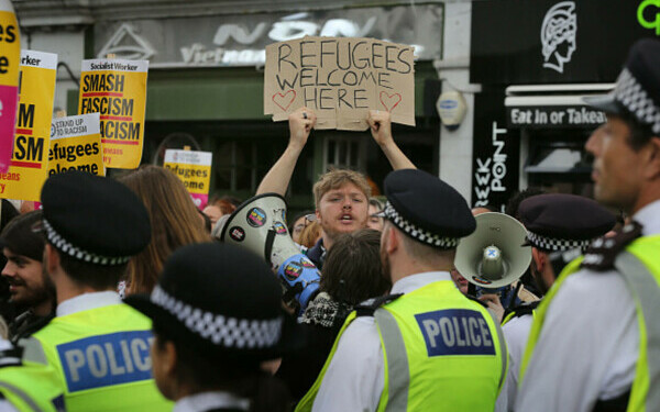 Ciocniri la marșuri anti-imigrație în Londra și Manchester