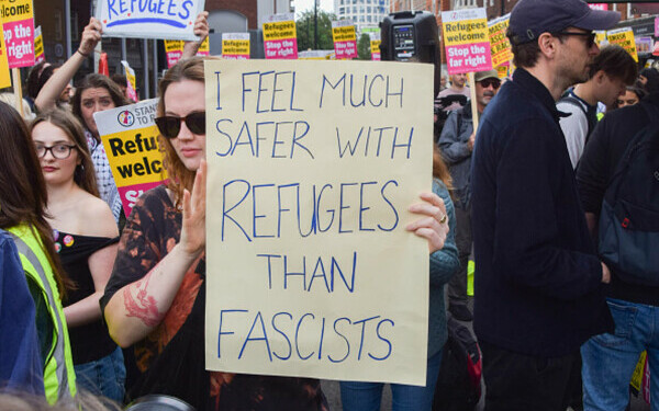 Ciocniri la marșuri anti-imigrație în Londra și Manchester