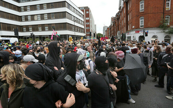 Ciocniri la marșuri anti-imigrație în Londra și Manchester