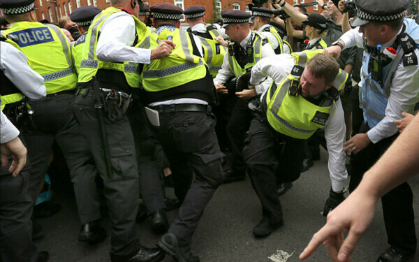 Ciocniri la marșuri anti-imigrație în Londra și Manchester