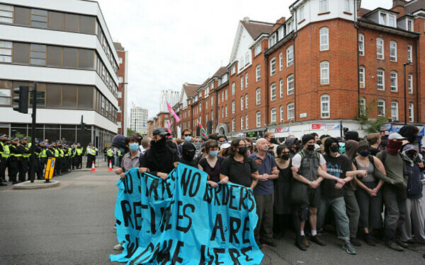 Ciocniri la marșuri anti-imigrație în Londra și Manchester