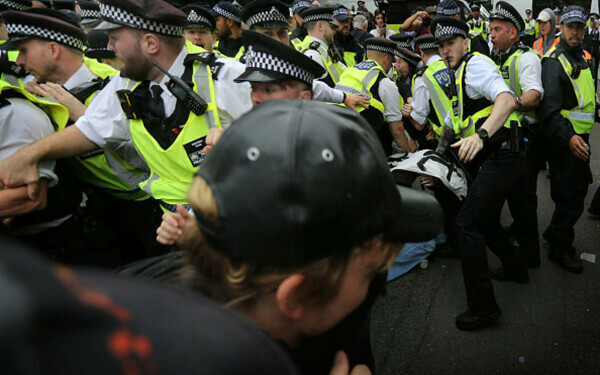 Ciocniri la marșuri anti-imigrație în Londra și Manchester