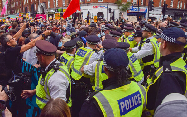 Ciocniri la marșuri anti-imigrație în Londra și Manchester