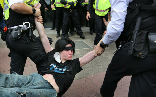 Ciocniri la marșuri anti-imigrație în Londra și Manchester