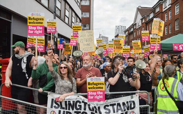 Ciocniri la marșuri anti-imigrație în Londra și Manchester