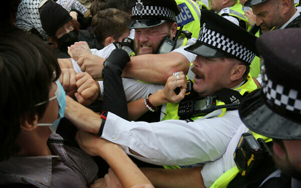 Ciocniri la marșuri anti-imigrație în Londra și Manchester