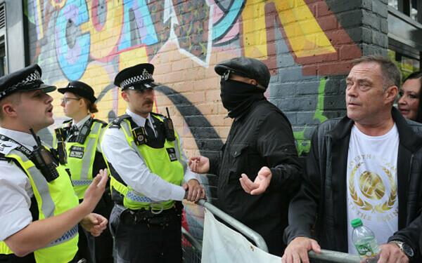 Ciocniri la marșuri anti-imigrație în Londra și Manchester