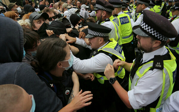 Ciocniri la marșuri anti-imigrație în Londra și Manchester