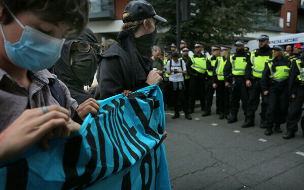 Ciocniri la marșuri anti-imigrație în Londra și Manchester