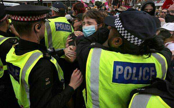 Ciocniri la marșuri anti-imigrație în Londra și Manchester