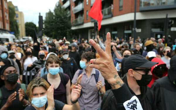 Ciocniri la marșuri anti-imigrație în Londra și Manchester