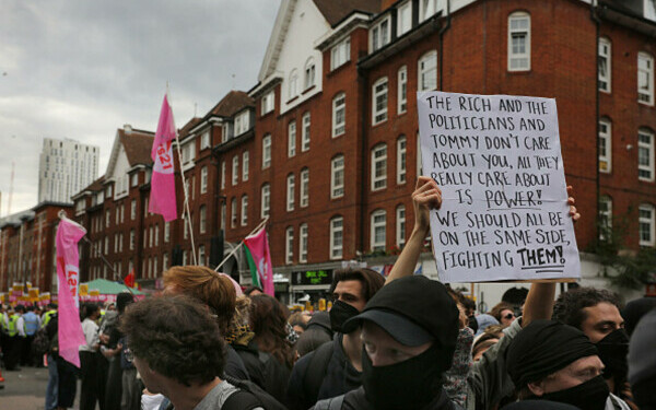 Ciocniri la marșuri anti-imigrație în Londra și Manchester