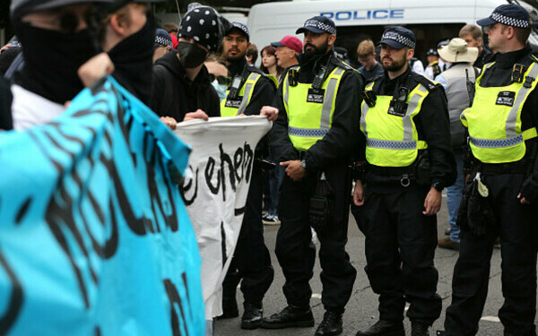 Ciocniri la marșuri anti-imigrație în Londra și Manchester