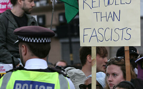 Ciocniri la marșuri anti-imigrație în Londra și Manchester