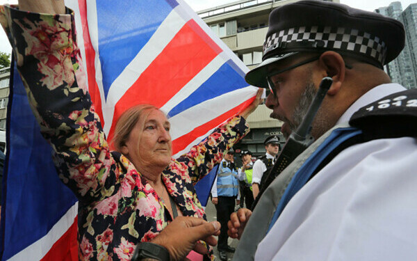 Ciocniri la marșuri anti-imigrație în Londra și Manchester