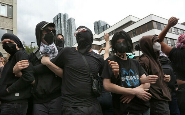 Ciocniri la marșuri anti-imigrație în Londra și Manchester