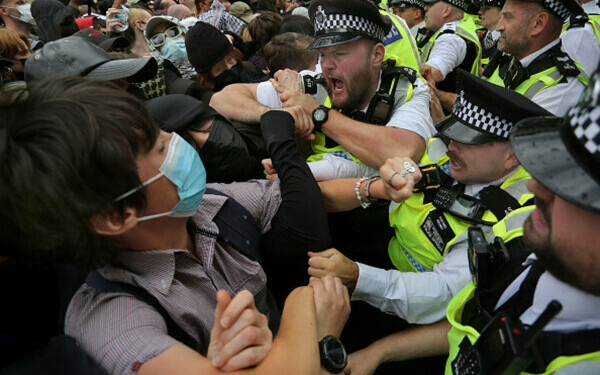 Ciocniri la marșuri anti-imigrație în Londra și Manchester