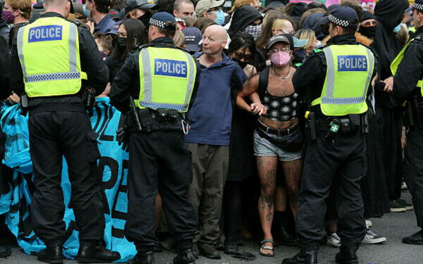 Ciocniri la marșuri anti-imigrație în Londra și Manchester