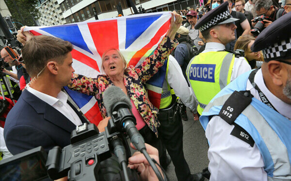Ciocniri la marșuri anti-imigrație în Londra și Manchester