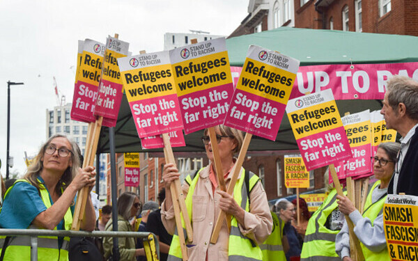 Ciocniri la marșuri anti-imigrație în Londra și Manchester