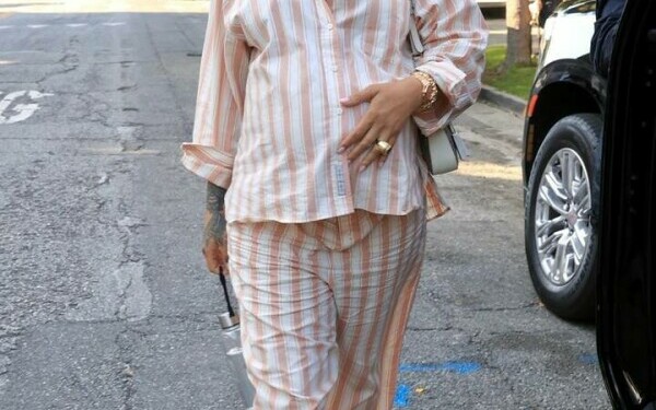 Rihanna, apariție inedită în pijama. Cum a fost surprinsă vedeta pe străzile din Los Angeles.