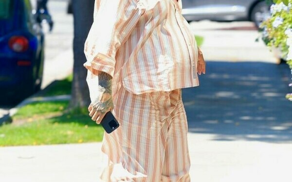 Rihanna, apariție inedită în pijama. Cum a fost surprinsă vedeta pe străzile din Los Angeles.