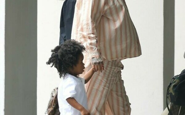 Rihanna, apariție inedită în pijama. Cum a fost surprinsă vedeta pe străzile din Los Angeles.