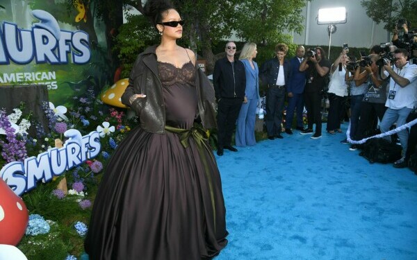 Rihanna, apariție inedită în pijama. Cum a fost surprinsă vedeta pe străzile din Los Angeles.