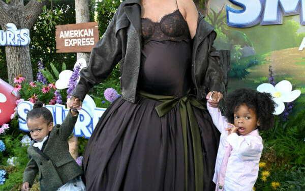 Rihanna, apariție inedită în pijama. Cum a fost surprinsă vedeta pe străzile din Los Angeles.