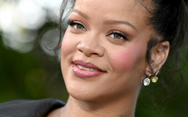 Rihanna, apariție inedită în pijama. Cum a fost surprinsă vedeta pe străzile din Los Angeles.