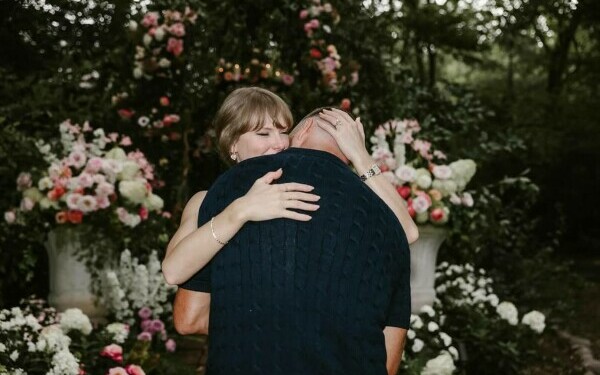 Taylor Swift şi Travis Kelce s-au logodit