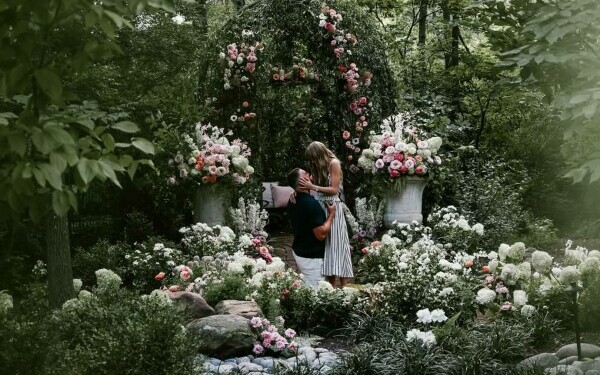 Taylor Swift şi Travis Kelce s-au logodit