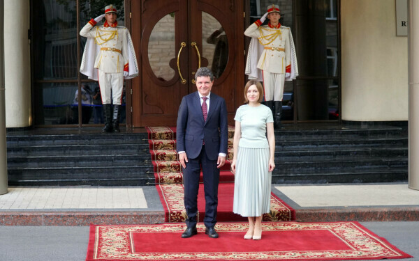 nicusor dan maia sandu