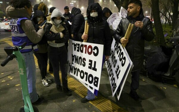 Protest-coregrafie &icirc;n Piața Victoriei