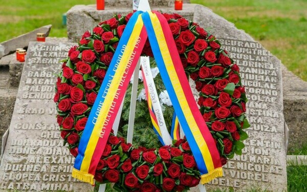 nicusor coroana flori victime comunism