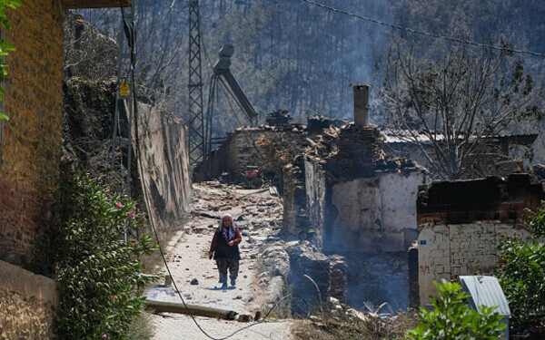 Turcia, împărțită între incendii de vegetaţie și ninsori