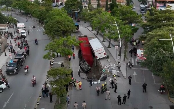 Un camion și un autobuz au fost înghițiți de o groapă uriașă apărută în asfalt, în Mexic Un camion și un autobuz au fost înghițiți de o groapă uriașă apărută în asfalt, în Mexic