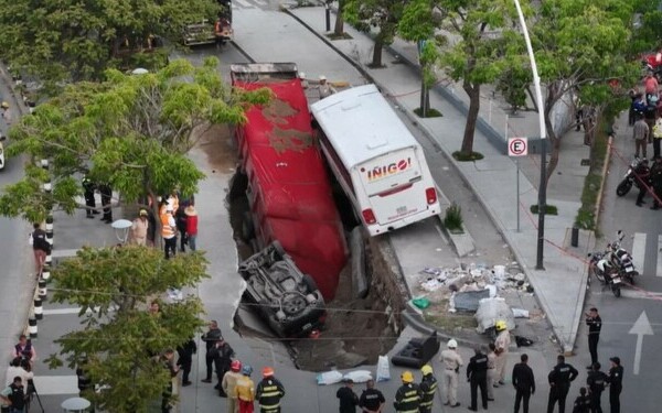 Un camion și un autobuz au fost înghițiți de o groapă uriașă apărută în asfalt, în Mexic Un camion și un autobuz au fost înghițiți de o groapă uriașă apărută în asfalt, în Mexic