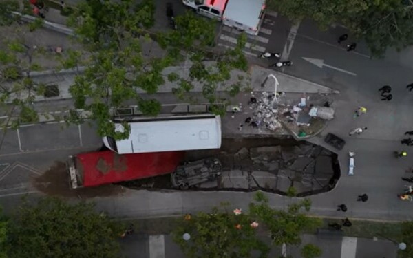 Un camion și un autobuz au fost înghițiți de o groapă uriașă apărută în asfalt, în Mexic Un camion și un autobuz au fost înghițiți de o groapă uriașă apărută în asfalt, în Mexic