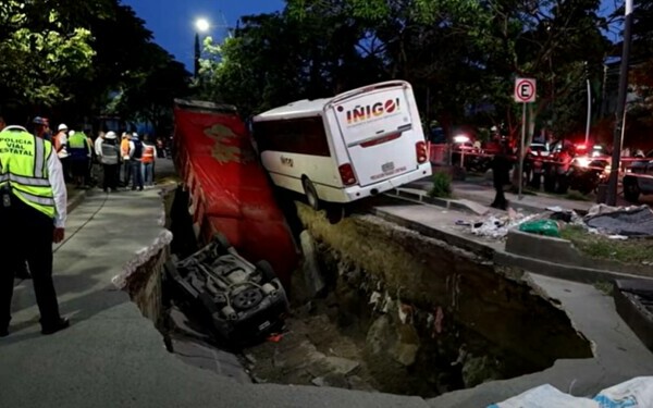 Un camion și un autobuz au fost înghițiți de o groapă uriașă apărută în asfalt, în Mexic Un camion și un autobuz au fost înghițiți de o groapă uriașă apărută în asfalt, în Mexic