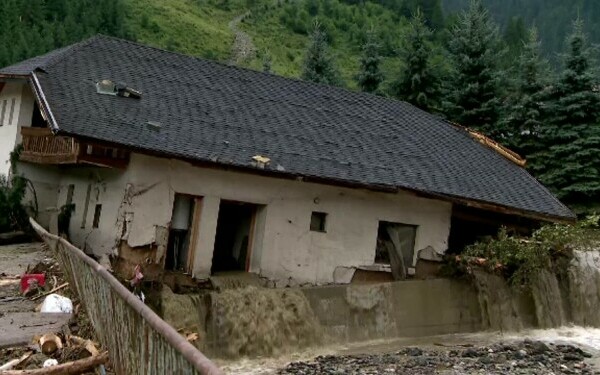 Situația rămâne dramatică în zona afectată de viitură, în județul Suceava