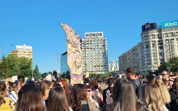 Miting de solidaritate cu femeile victime ale abuzului, marţi, în faţa Guvernului. Miting de solidaritate cu femeile victime ale abuzului, marţi, în faţa Guvernului.