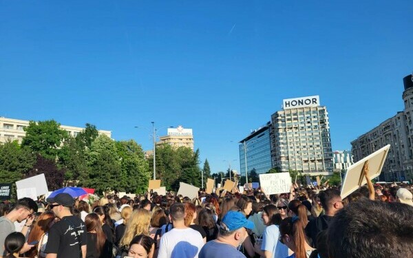 Miting de solidaritate cu femeile victime ale abuzului, marţi, în faţa Guvernului. Miting de solidaritate cu femeile victime ale abuzului, marţi, în faţa Guvernului.