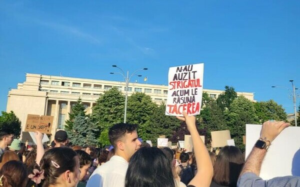 Femicidul, cerut ca infracțiune distinctă în Codul Penal. Protest la Guvern, după crima din Cosmopolis. „Ne-am săturat” Femicidul, cerut ca infracțiune distinctă în Codul Penal. Protest la Guvern, după crima din Cosmopolis. „Ne-am săturat”