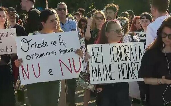 Femicidul, cerut ca infracțiune distinctă în Codul Penal. Protest la Guvern, după crima din Cosmopolis. „Ne-am săturat” Femicidul, cerut ca infracțiune distinctă în Codul Penal. Protest la Guvern, după crima din Cosmopolis. „Ne-am săturat”