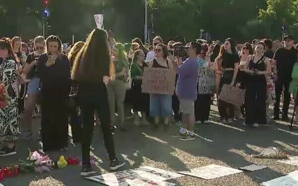 Femicidul, cerut ca infracțiune distinctă în Codul Penal. Protest la Guvern, după crima din Cosmopolis. „Ne-am săturat” Femicidul, cerut ca infracțiune distinctă în Codul Penal. Protest la Guvern, după crima din Cosmopolis. „Ne-am săturat”