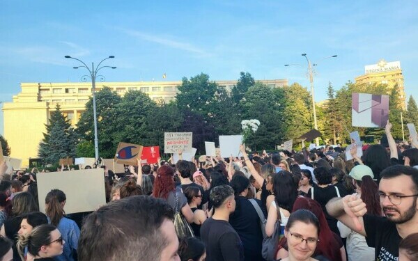 Protest la Guvern, după crima din Cosmopolis. Femicidul, cerut ca infracțiune distinctă în Codul Penal. „Ne-am săturat” Protest la Guvern, după crima din Cosmopolis. Femicidul, cerut ca infracțiune distinctă în Codul Penal. „Ne-am săturat”