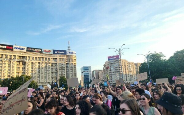 Protest la Guvern, după crima din Cosmopolis. Femicidul, cerut ca infracțiune distinctă în Codul Penal. „Ne-am săturat” Protest la Guvern, după crima din Cosmopolis. Femicidul, cerut ca infracțiune distinctă în Codul Penal. „Ne-am săturat”